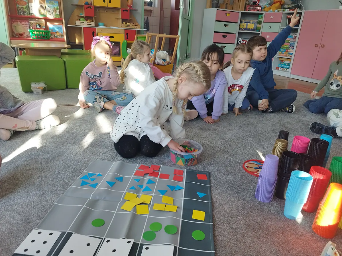 Dzieci na dywanie