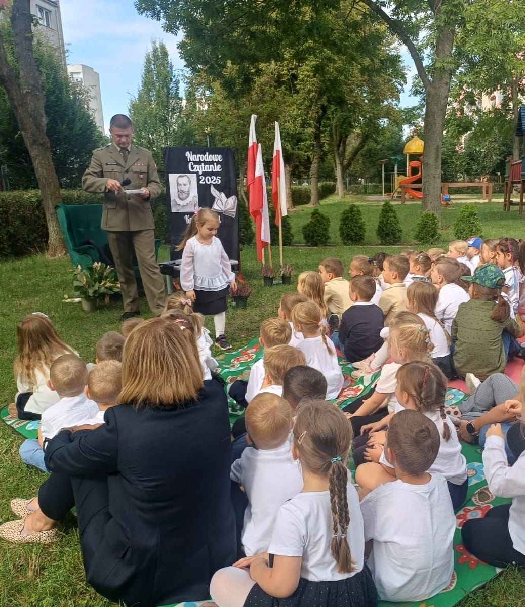 Dzieci przed pomnikiem